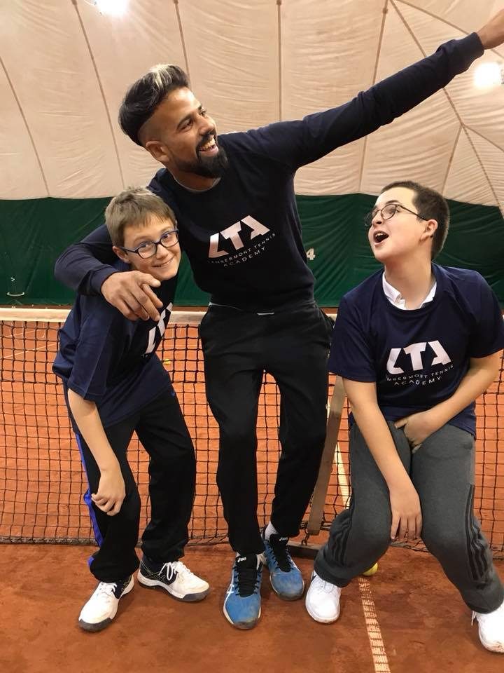 Taha avec des jeunes joueurs
